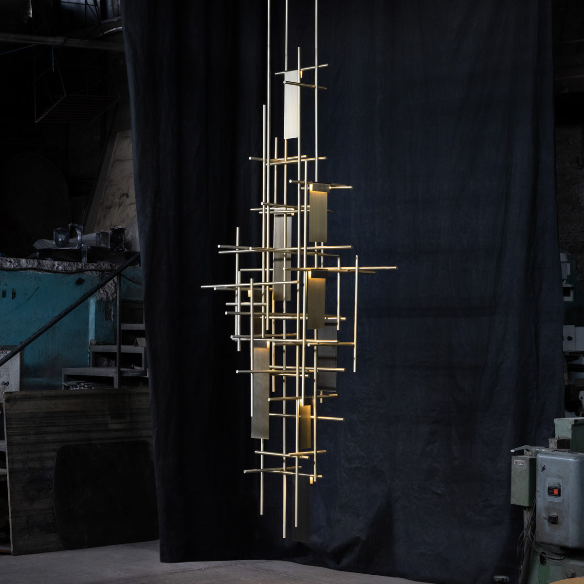 Trama Chandelier