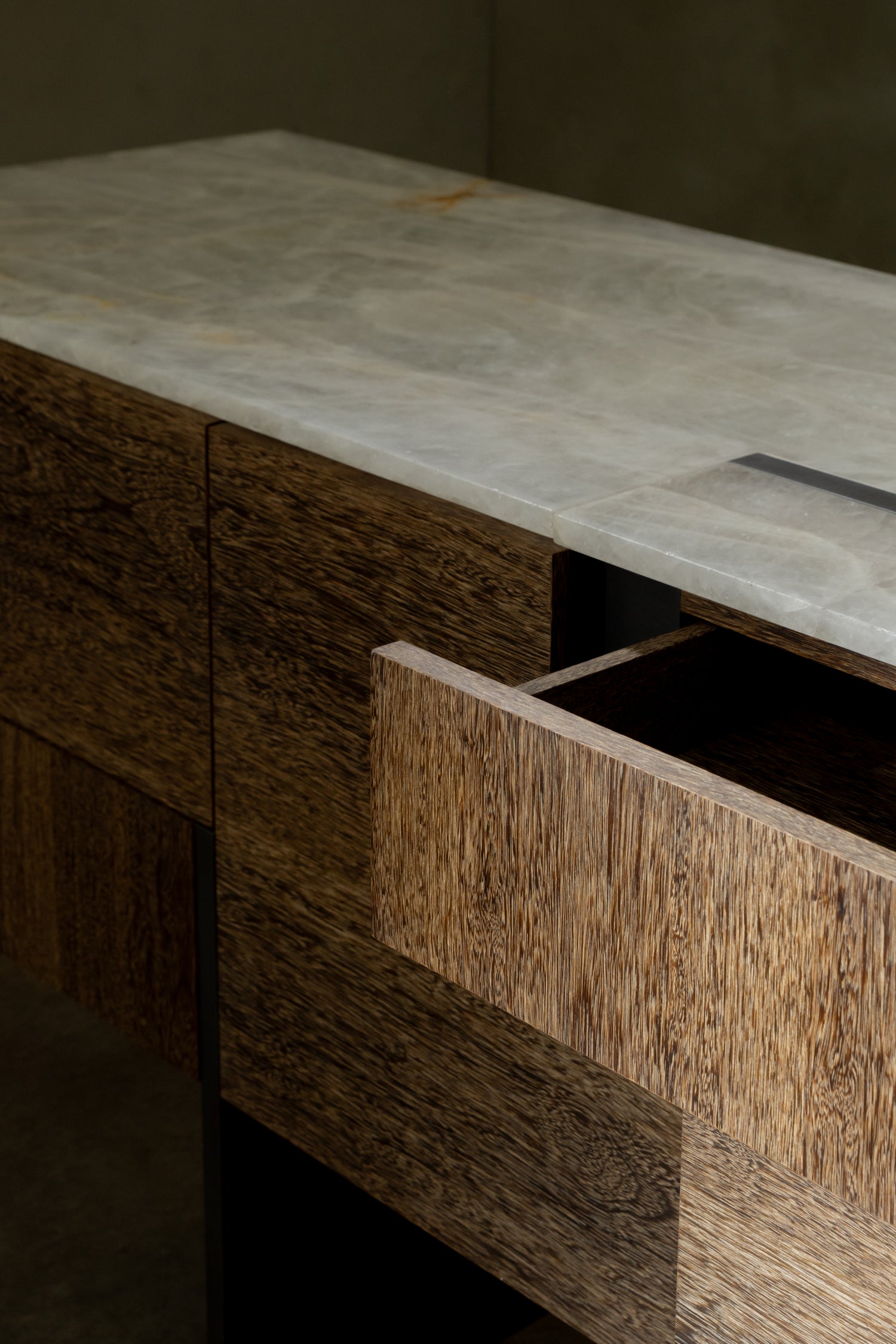 Armatus Dining Console