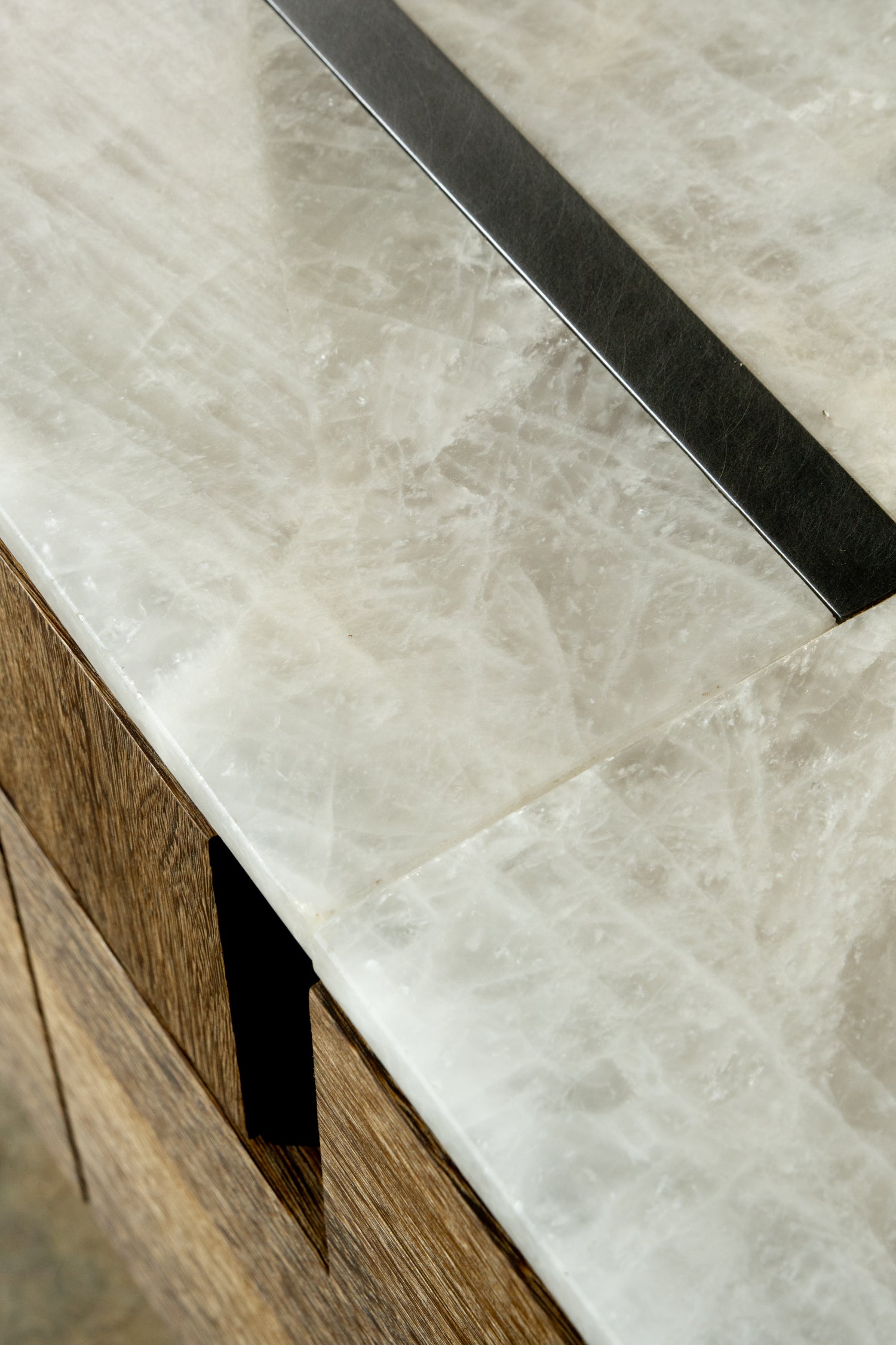 Armatus Dining Console