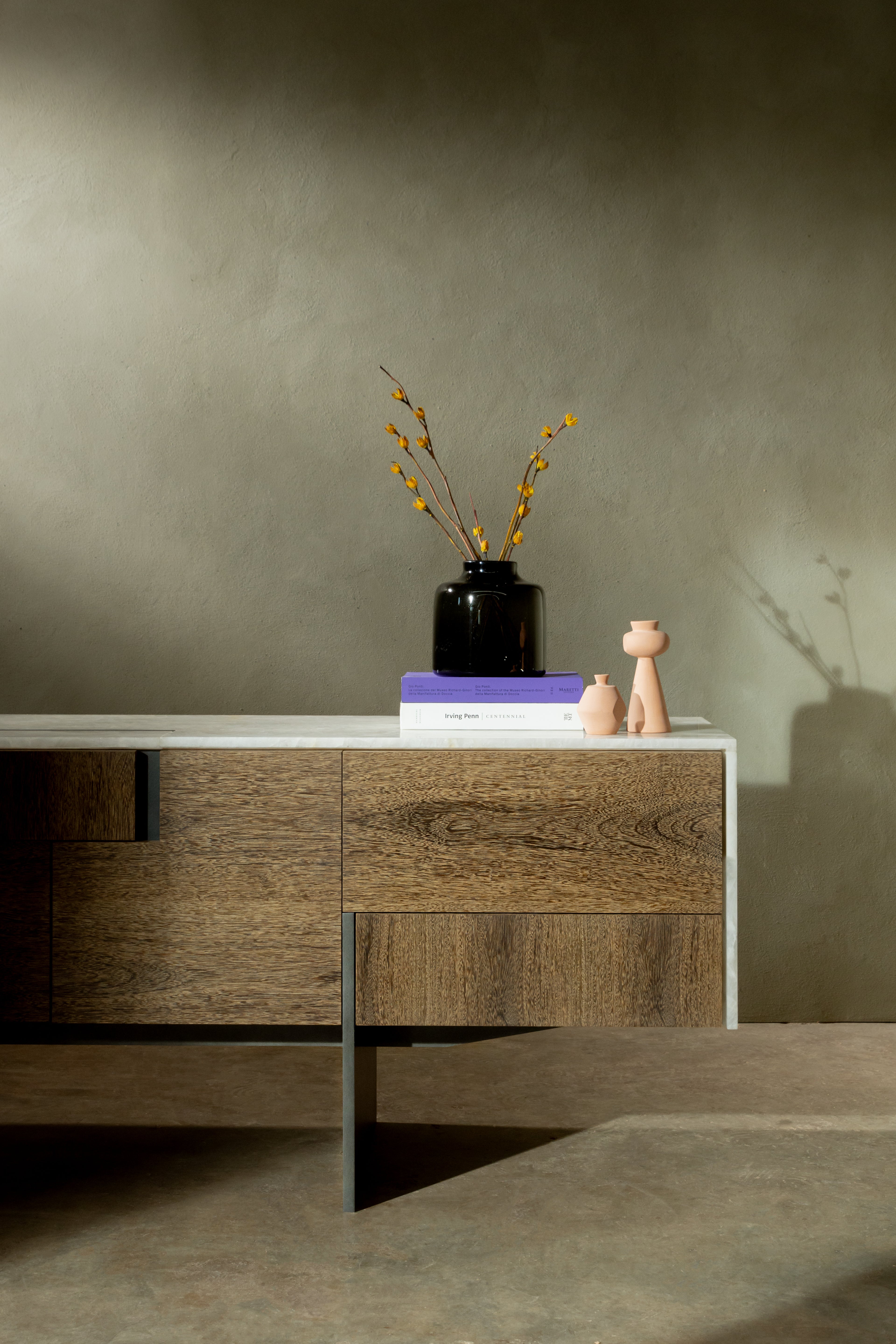 Armatus Dining Console