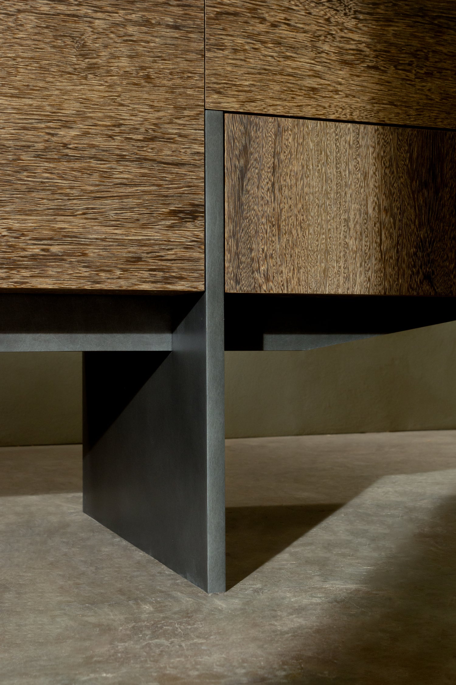 Armatus Dining Console