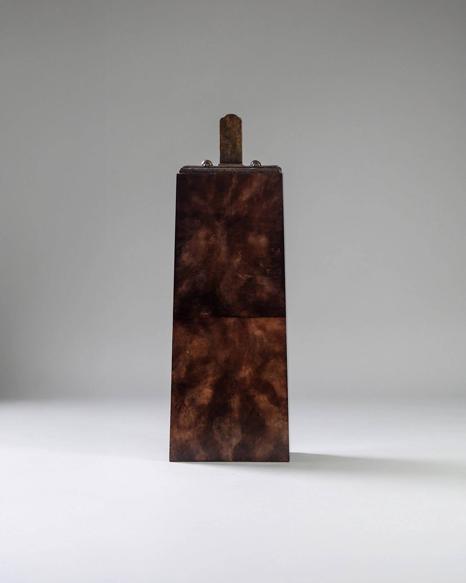 Louis Presentation Stand