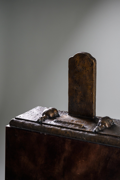 Louis Presentation Stand