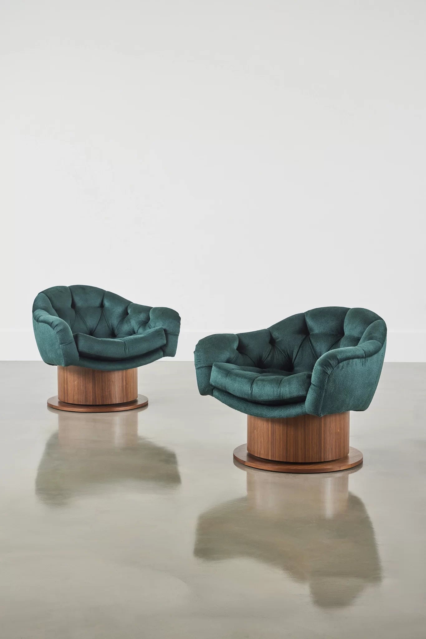 Turn Around Swivel Club Chair – Wood Base